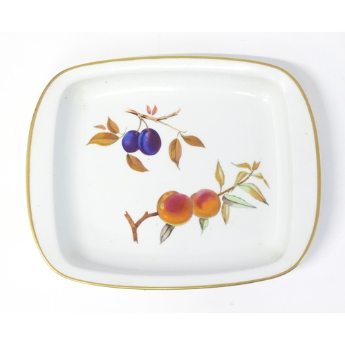 249 - A quantity of Royal Worcester dinner wares in the Evesham pattern, to include fruit bowl, plates, se... 