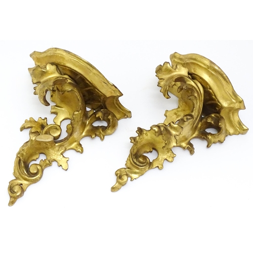 1310 - A pair of small Florentine giltwood wall brackets with carved scrolling acanthus detail. Approx. 6 3... 