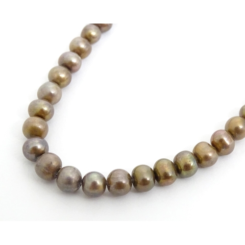 496 - A necklace of brown pearls. approx 15