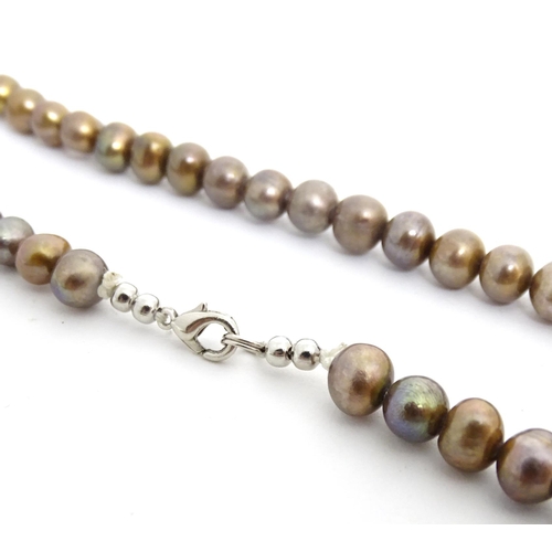 496 - A necklace of brown pearls. approx 15