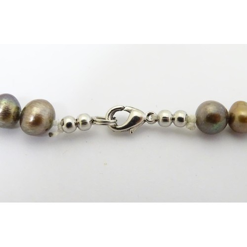 496 - A necklace of brown pearls. approx 15