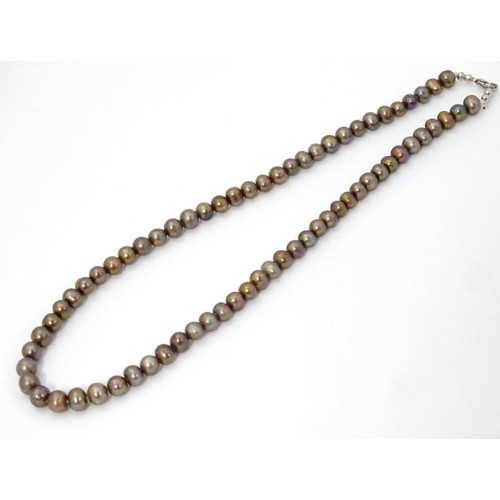 496 - A necklace of brown pearls. approx 15