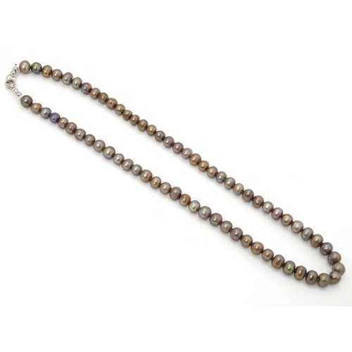 496 - A necklace of brown pearls. approx 15