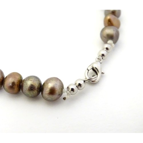 496 - A necklace of brown pearls. approx 15