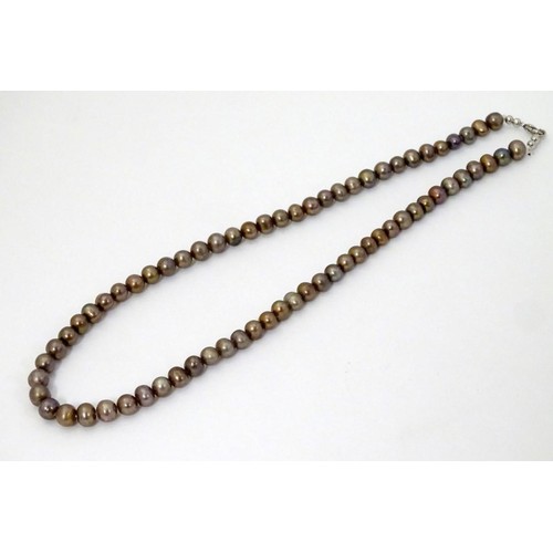 496 - A necklace of brown pearls. approx 15