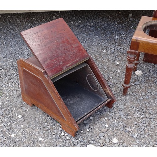 537 - A late 19th - early 20thC mahogany coal scuttle and bidet / commode frame, the largest 18