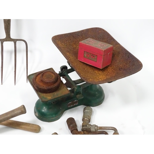 672 - A quantity of 20thC hand tools, including drills, hammer, saw, gardening implements, scales etc.