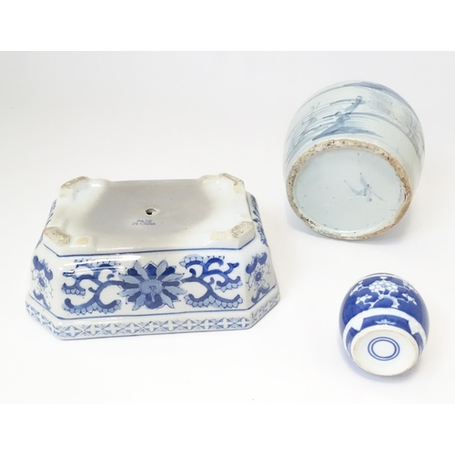 176 - Three Oriental items to include a hand painted jar with brushwork detail, a blue and white planter, ... 