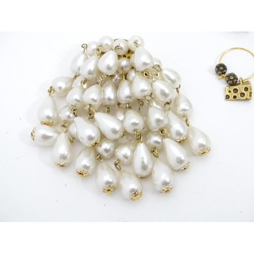 469 - A quantity of assorted costume jewellery to include various beads etc. Together with a silver neckla... 