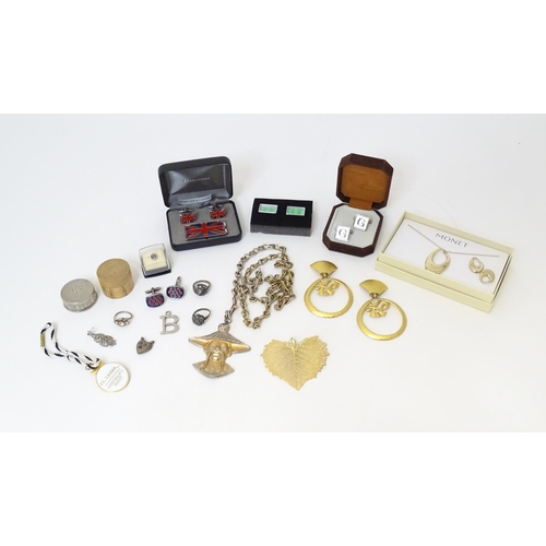 477 - Assorted miscellaneous items to include costume jewellery, cufflinks etc