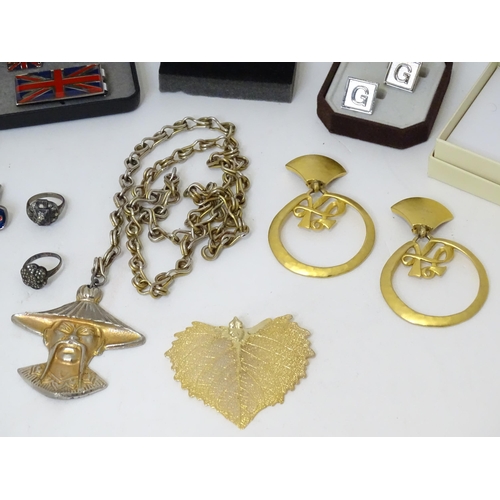 477 - Assorted miscellaneous items to include costume jewellery, cufflinks etc