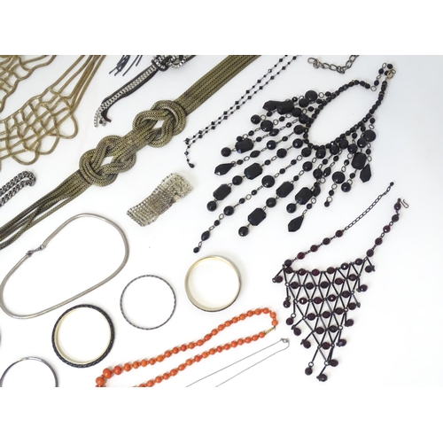 478 - Assorted jewellery to include various necklaces, bracelets etc and a coral necklace of graduated bea... 