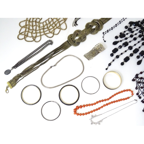 478 - Assorted jewellery to include various necklaces, bracelets etc and a coral necklace of graduated bea... 