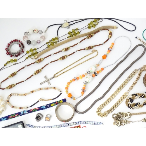 479 - A quantity of assorted costume jewellery to include necklaces, bracelets earrings, etc.