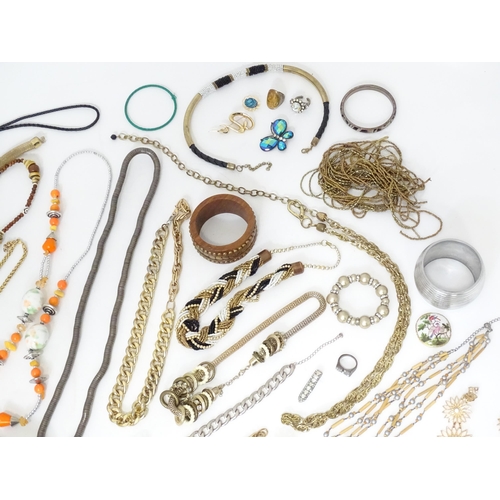 479 - A quantity of assorted costume jewellery to include necklaces, bracelets earrings, etc.