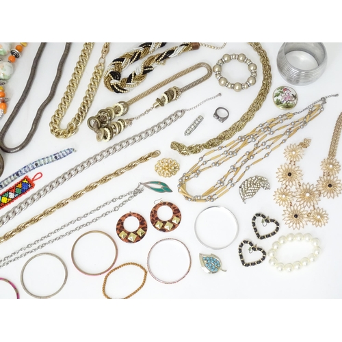 479 - A quantity of assorted costume jewellery to include necklaces, bracelets earrings, etc.