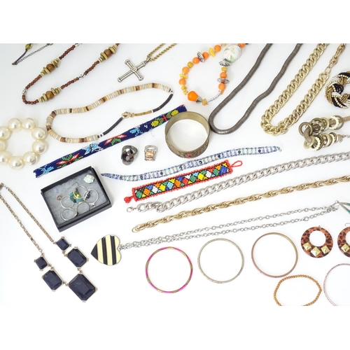 479 - A quantity of assorted costume jewellery to include necklaces, bracelets earrings, etc.