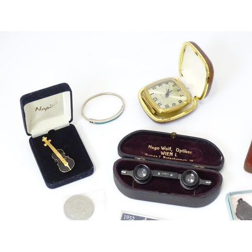 480 - A quantity of assorted items to include costume jewellery together with commemorative coins, pocket ... 