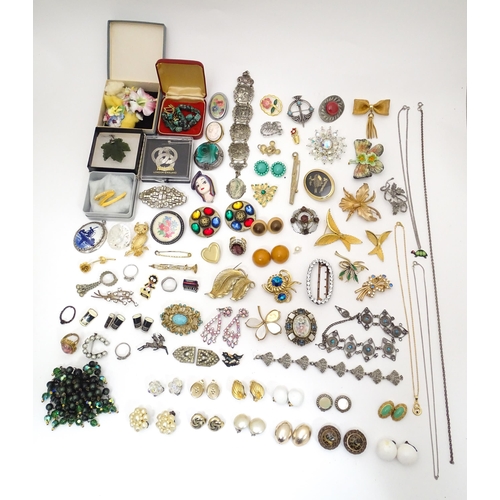 481 - A quantity of assorted jewellery to include brooches, bracelets, earrings etc