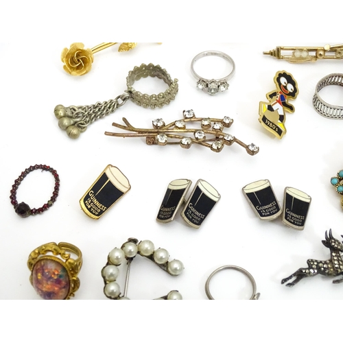 481 - A quantity of assorted jewellery to include brooches, bracelets, earrings etc