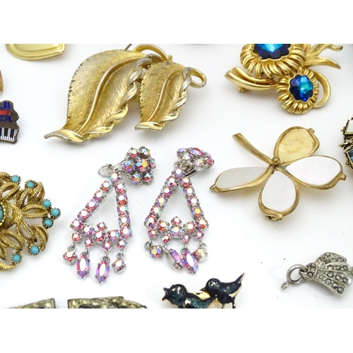 481 - A quantity of assorted jewellery to include brooches, bracelets, earrings etc