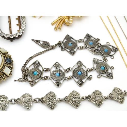 481 - A quantity of assorted jewellery to include brooches, bracelets, earrings etc