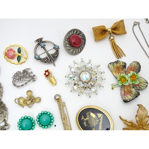 481 - A quantity of assorted jewellery to include brooches, bracelets, earrings etc