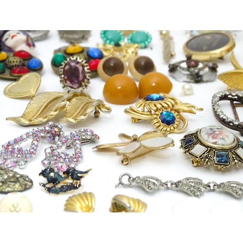 481 - A quantity of assorted jewellery to include brooches, bracelets, earrings etc