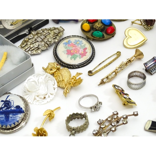 481 - A quantity of assorted jewellery to include brooches, bracelets, earrings etc