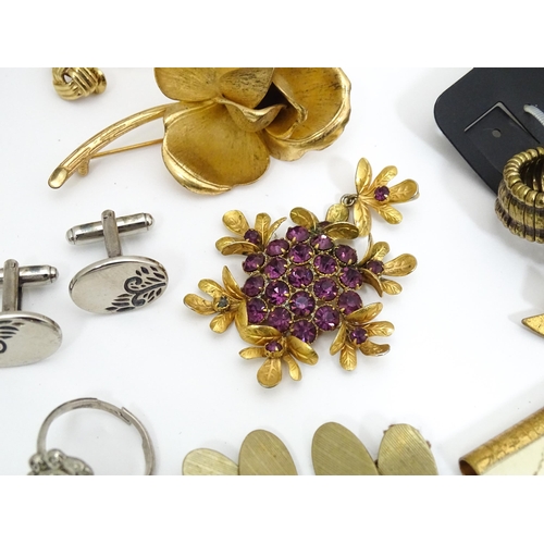 484 - A quantity of assorted costume jewellery to include brooches, beads, cufflinks, etc. Together with a... 