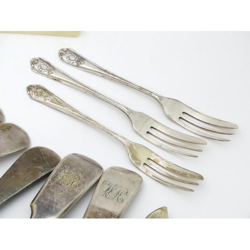 485 - A quantity of assorted items to include silver plate flatware, pen knife, costume jewellery, etc.