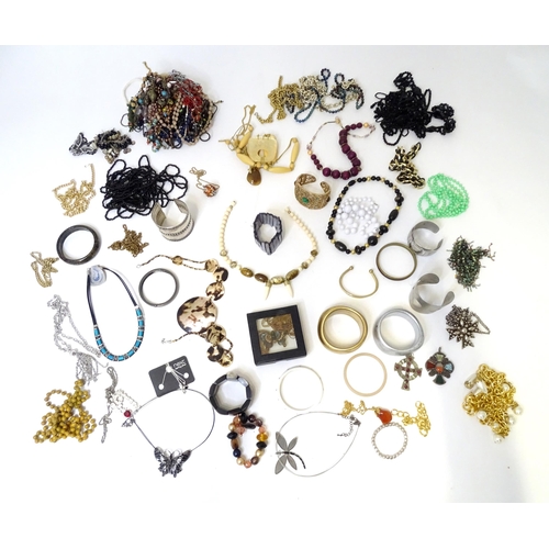 486 - A quantity of assorted costume jewellery to include bead necklaces, bracelets, rings, etc.