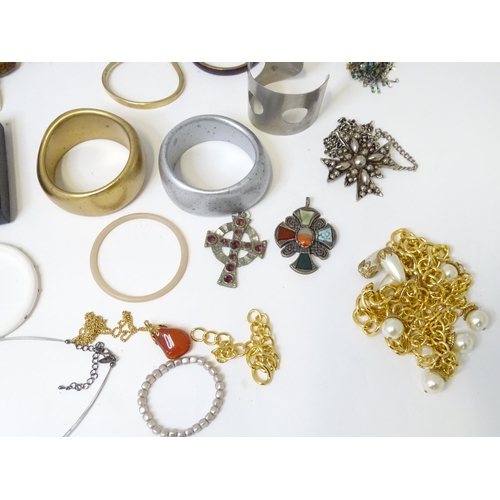 486 - A quantity of assorted costume jewellery to include bead necklaces, bracelets, rings, etc.