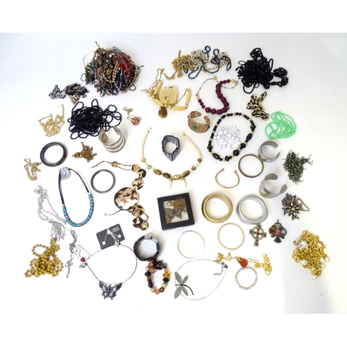 486 - A quantity of assorted costume jewellery to include bead necklaces, bracelets, rings, etc.