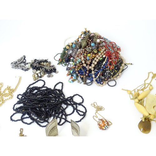 486 - A quantity of assorted costume jewellery to include bead necklaces, bracelets, rings, etc.