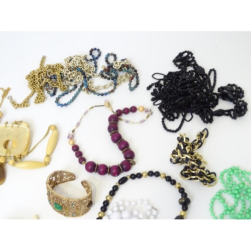 486 - A quantity of assorted costume jewellery to include bead necklaces, bracelets, rings, etc.