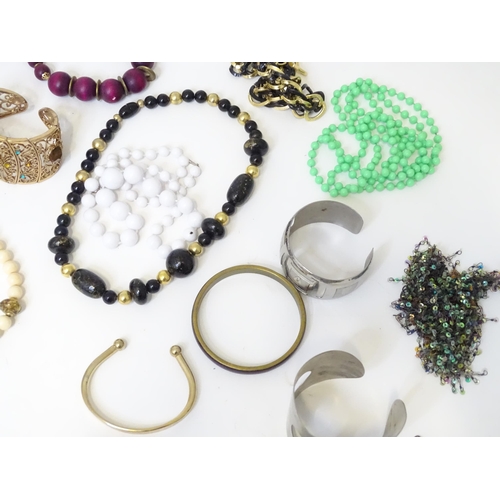 486 - A quantity of assorted costume jewellery to include bead necklaces, bracelets, rings, etc.