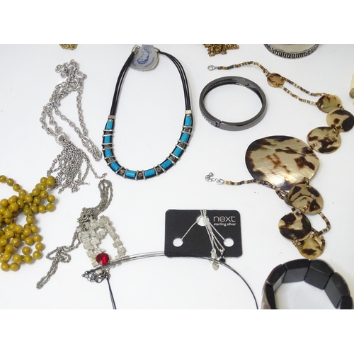 486 - A quantity of assorted costume jewellery to include bead necklaces, bracelets, rings, etc.