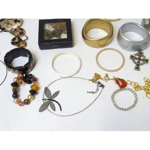 486 - A quantity of assorted costume jewellery to include bead necklaces, bracelets, rings, etc.