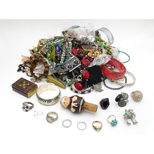 488 - A quantity of assorted costume jewellery to include necklaces, rings, bracelets, earrings, etc.