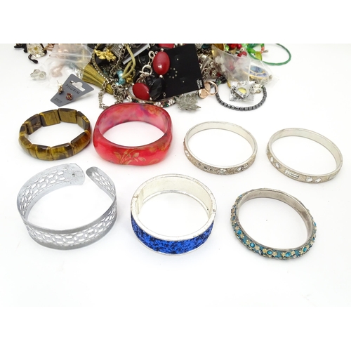 488 - A quantity of assorted costume jewellery to include necklaces, rings, bracelets, earrings, etc.