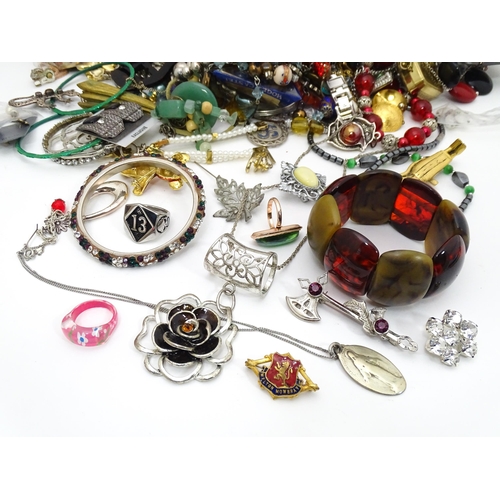 488 - A quantity of assorted costume jewellery to include necklaces, rings, bracelets, earrings, etc.