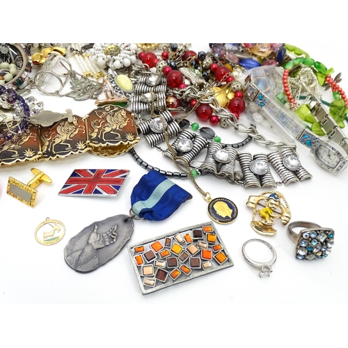 488 - A quantity of assorted costume jewellery to include necklaces, rings, bracelets, earrings, etc.