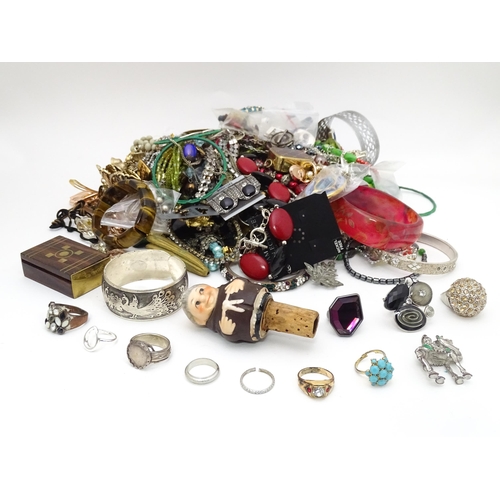 488 - A quantity of assorted costume jewellery to include necklaces, rings, bracelets, earrings, etc.