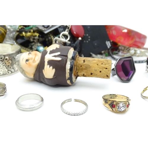 488 - A quantity of assorted costume jewellery to include necklaces, rings, bracelets, earrings, etc.