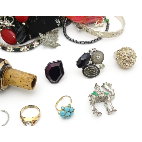 488 - A quantity of assorted costume jewellery to include necklaces, rings, bracelets, earrings, etc.