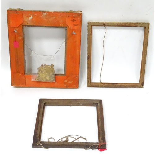 562 - Three picture / mirror frames, to include a gilt swept frame, a carved wooden example etc. Largest a... 