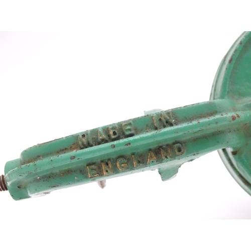 568 - Kitchenalia: a mid 20thC Spong bean slicer, no. 632, in green painted finish. Approx 9