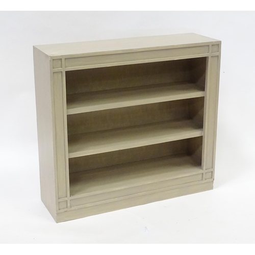 670 - A modern bookcase with a painted finish. Measuring 36