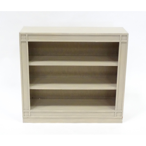 670 - A modern bookcase with a painted finish. Measuring 36